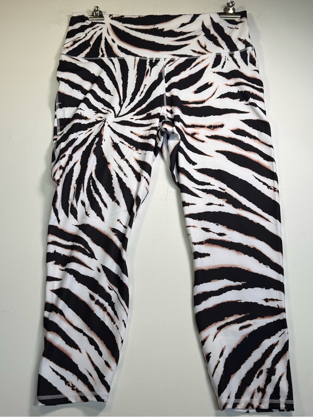 Fabletics Black, White & Beige Zebra Print Leggings size 2 XL SKU 0178